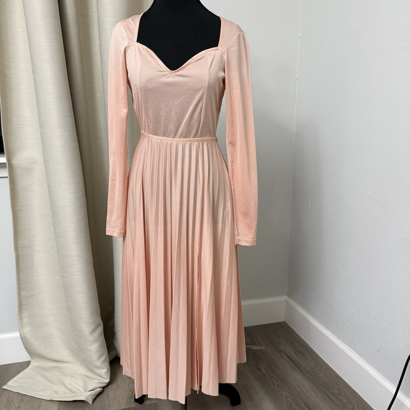 ASOS Women’s Peach Pleated Dress Open Back Long Sleeve Size 6