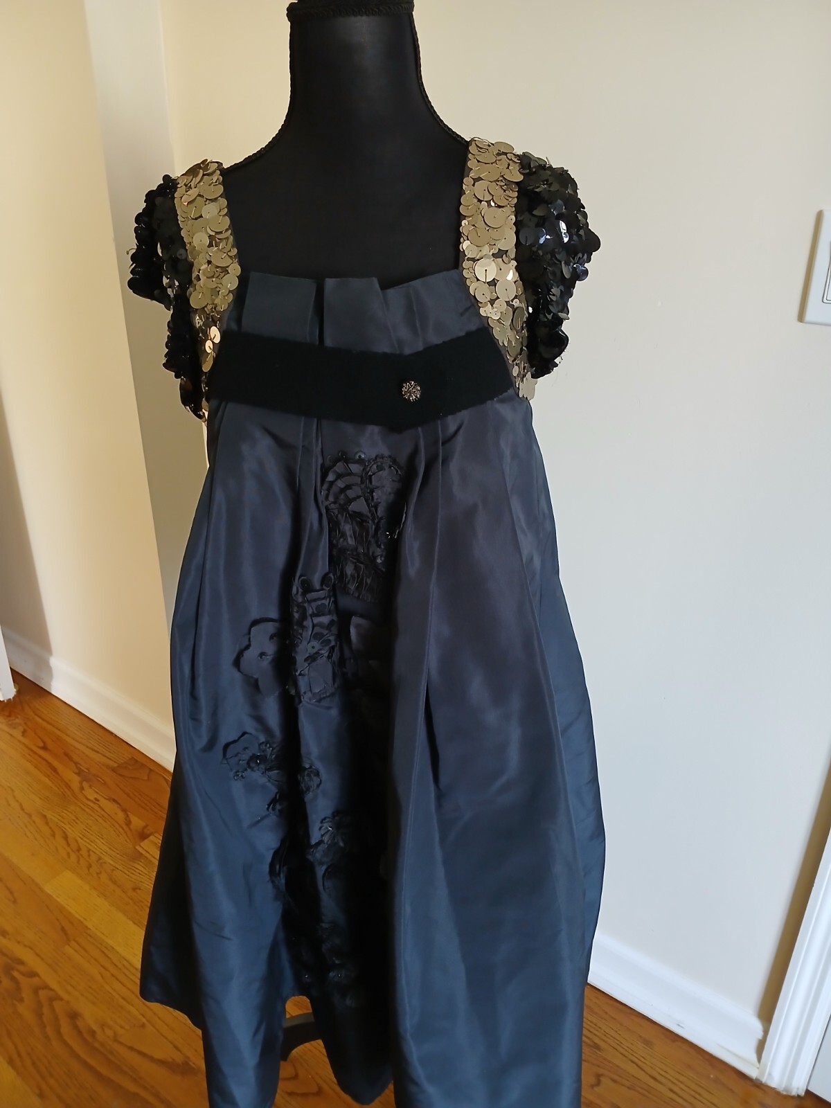 Beautiful elegant Vera Wang thick silk tafetta dress with beading on shoulder
