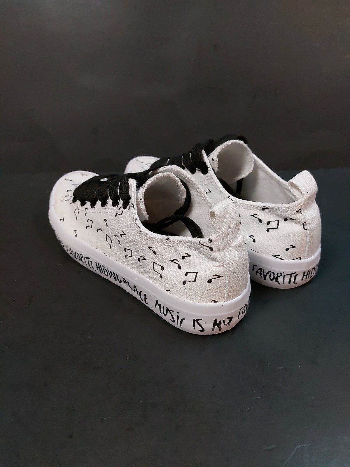 Hot Topic music note Shoes size 5 girls white black sneakers