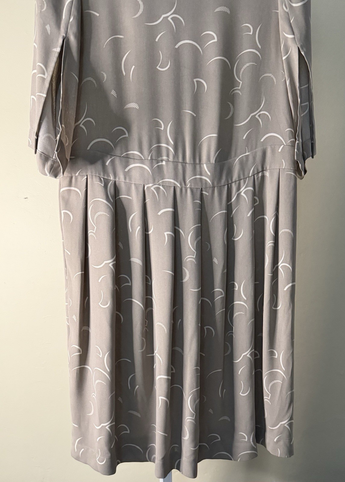 & Other Stories Dress Size Small Taupe And White Slit 3/4 Sleeves