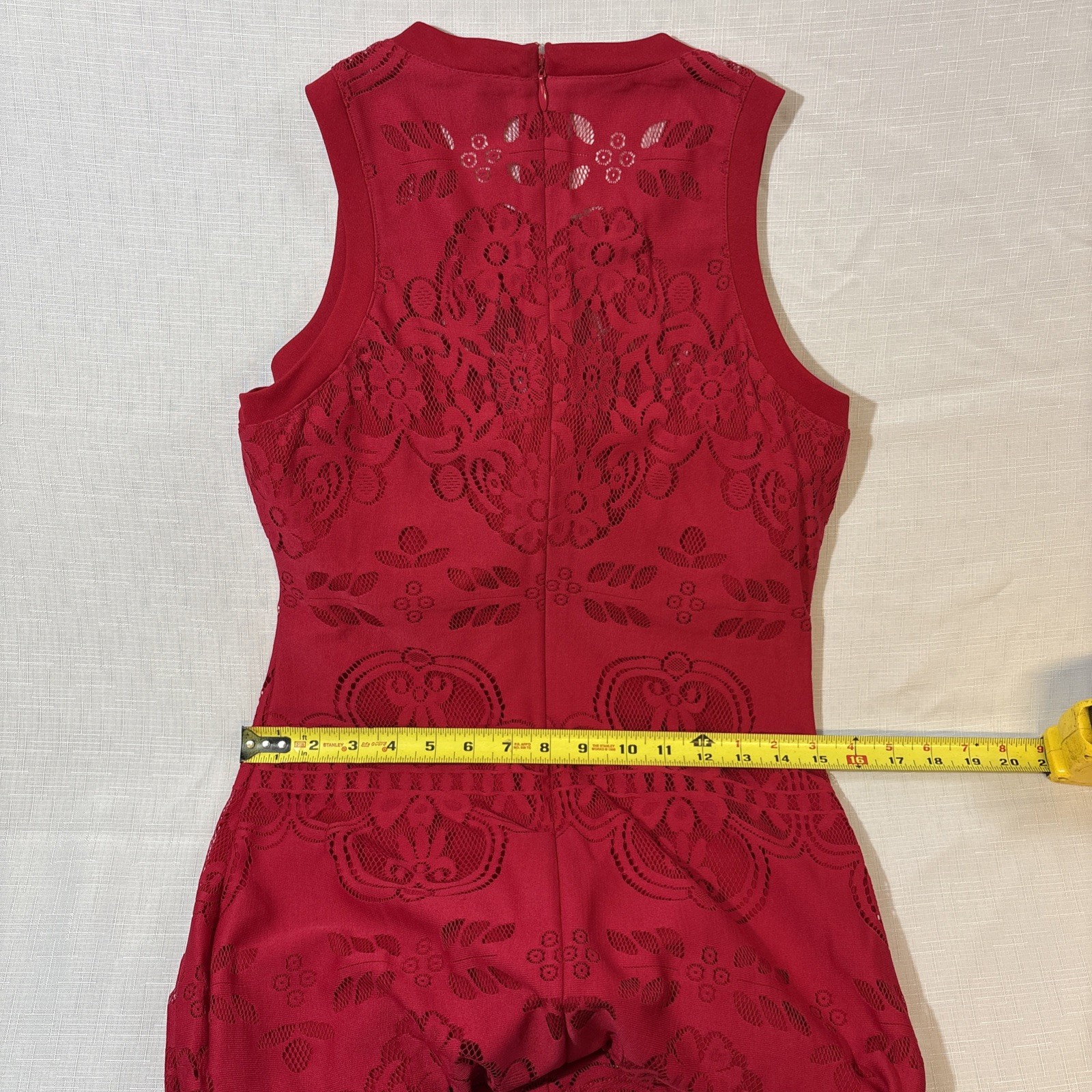Guess LA size 8 lacey fitted & Lined red mini dress Stunning