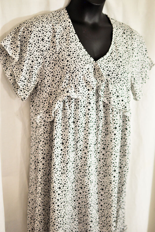 women’s causal summer dress size medium white & black flutter sleeves pull-on