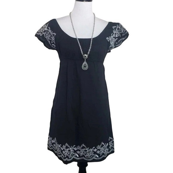 One Clothing Mini Dress M Black Floral Embroidered Boho Empire Waist Cap Sleeve