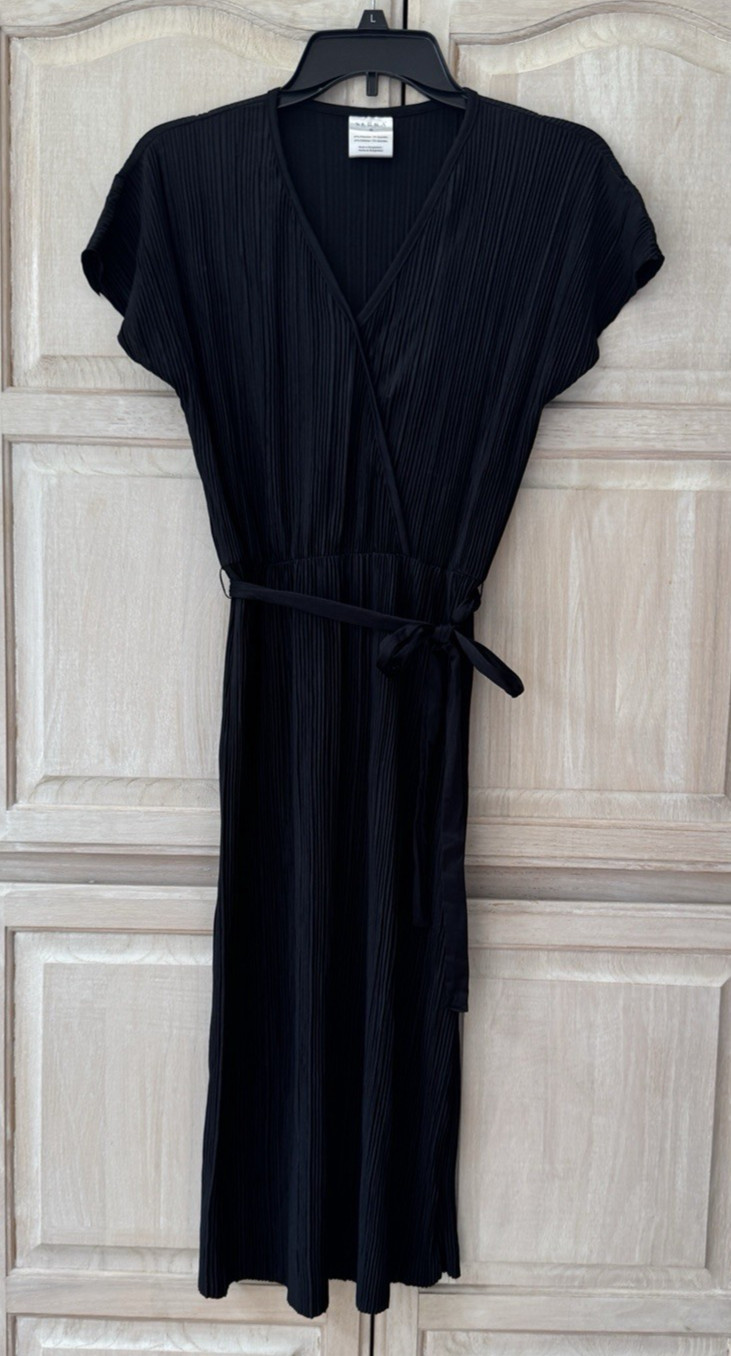 NWOT Serra Black Stretch Pleated Cap Sleeves Belted V-Neck Dress Size Small