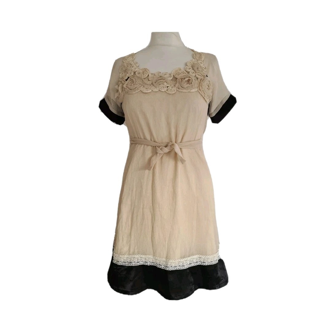ALMOST FAMOUS DRESD UK 8 LADIES CREAM MIX 100% SILK FLORAL EMBROIDERY BELTED.
