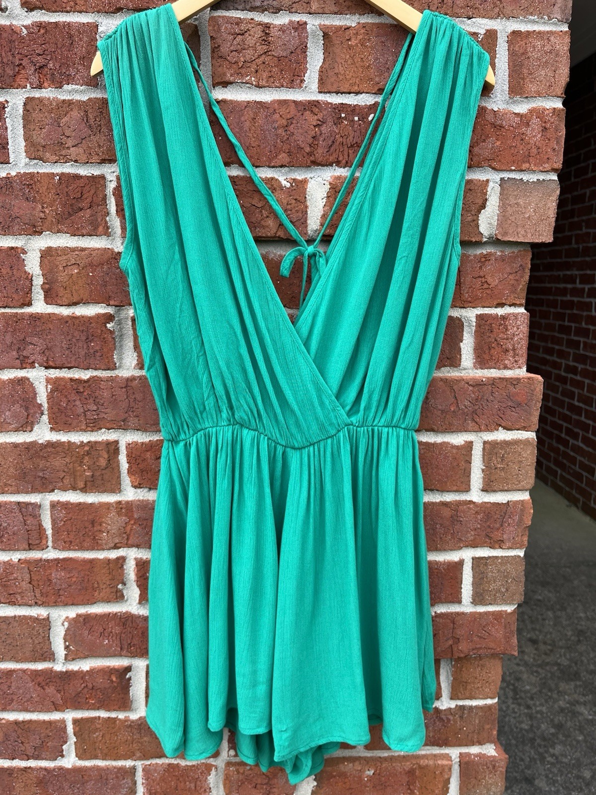 Zenana Green Sleeveless Wrap Romper Women’s Medium Tie Back 100% Rayon