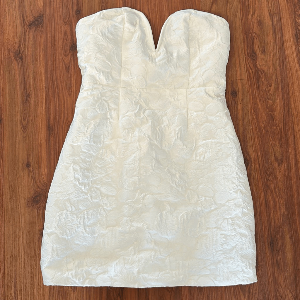 Lulus white textured plisse strapless mini dress plunging V size S