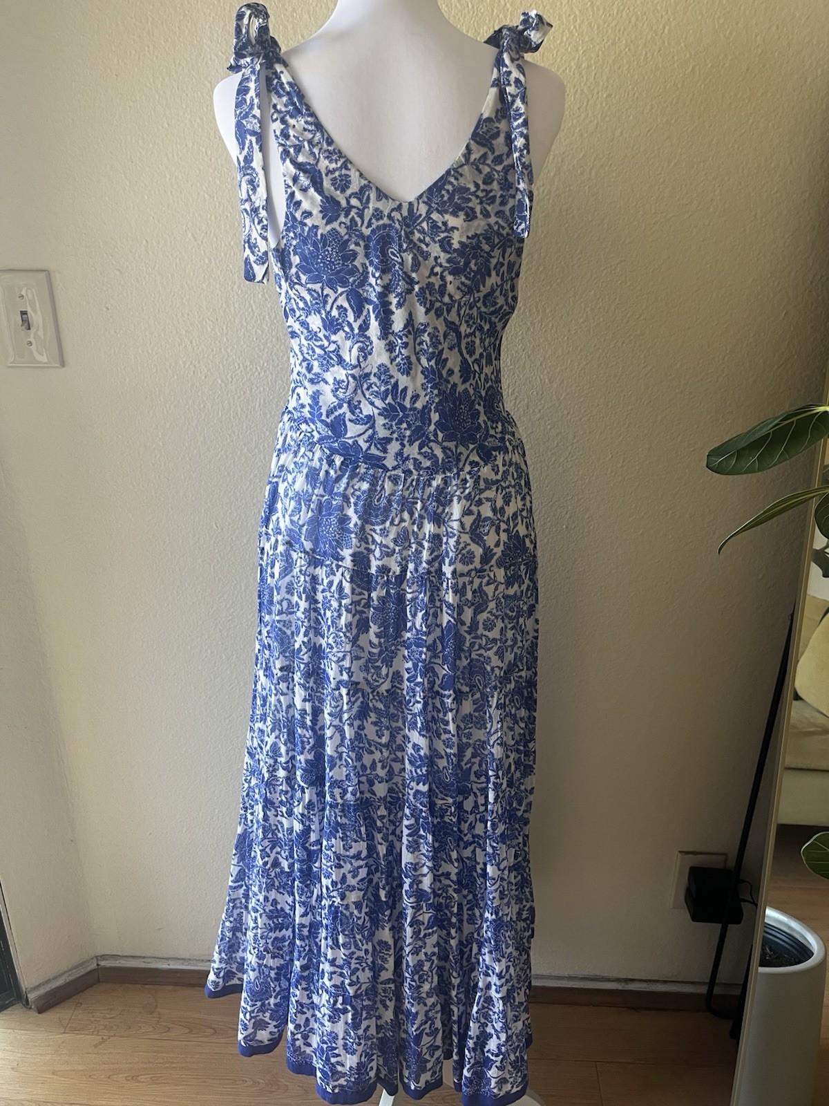 Blue/White Floral Maxi Dress M Scoop Neck Strappy Sleeveless Lined Tiered