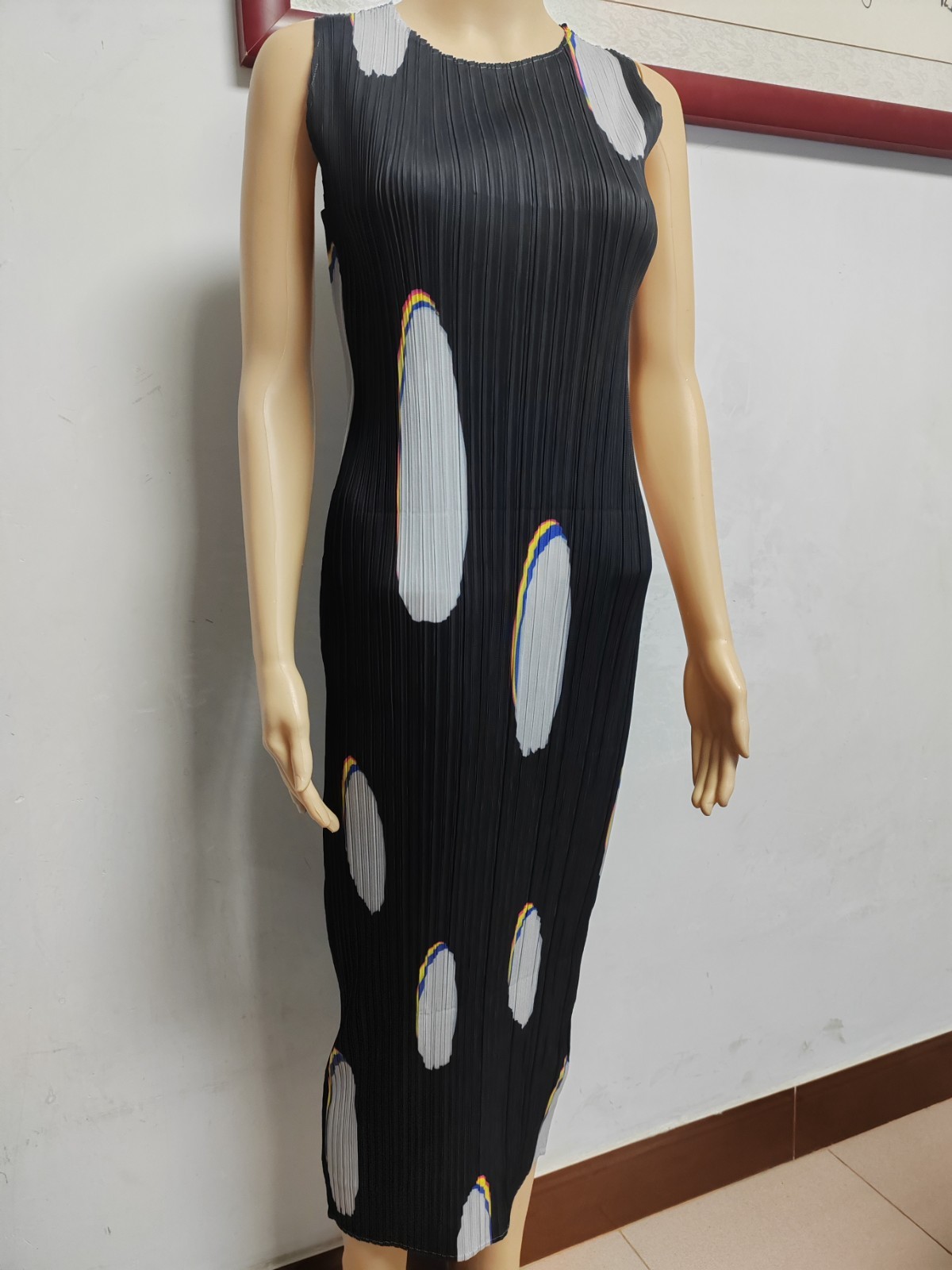 ISSEY MIYAKE Miyake’s wrinkled temperament, hip hugging sleeveless skirt