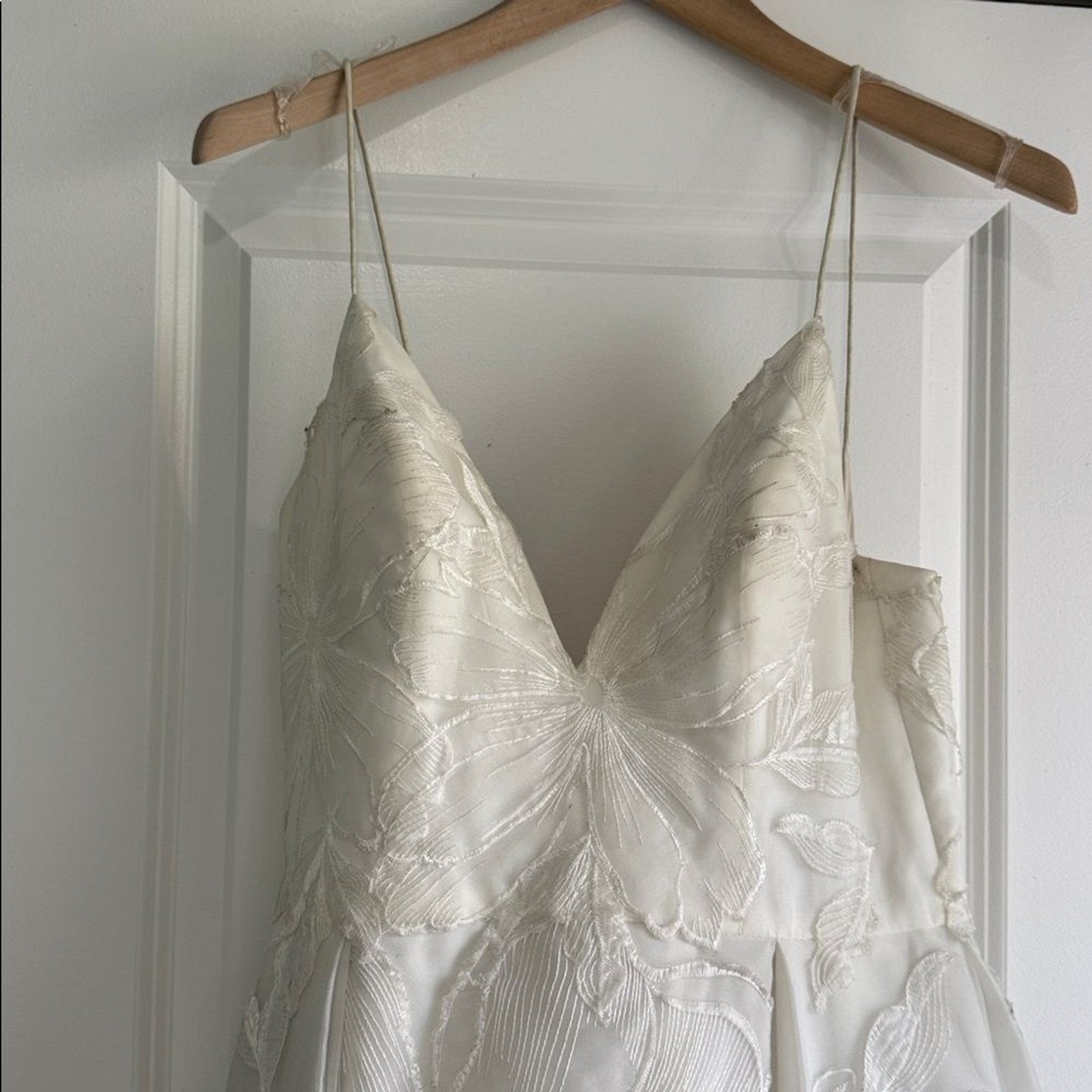 Wtoo by watters Romu sleeveless wedding gown size 6 slit white dress SAMPLE