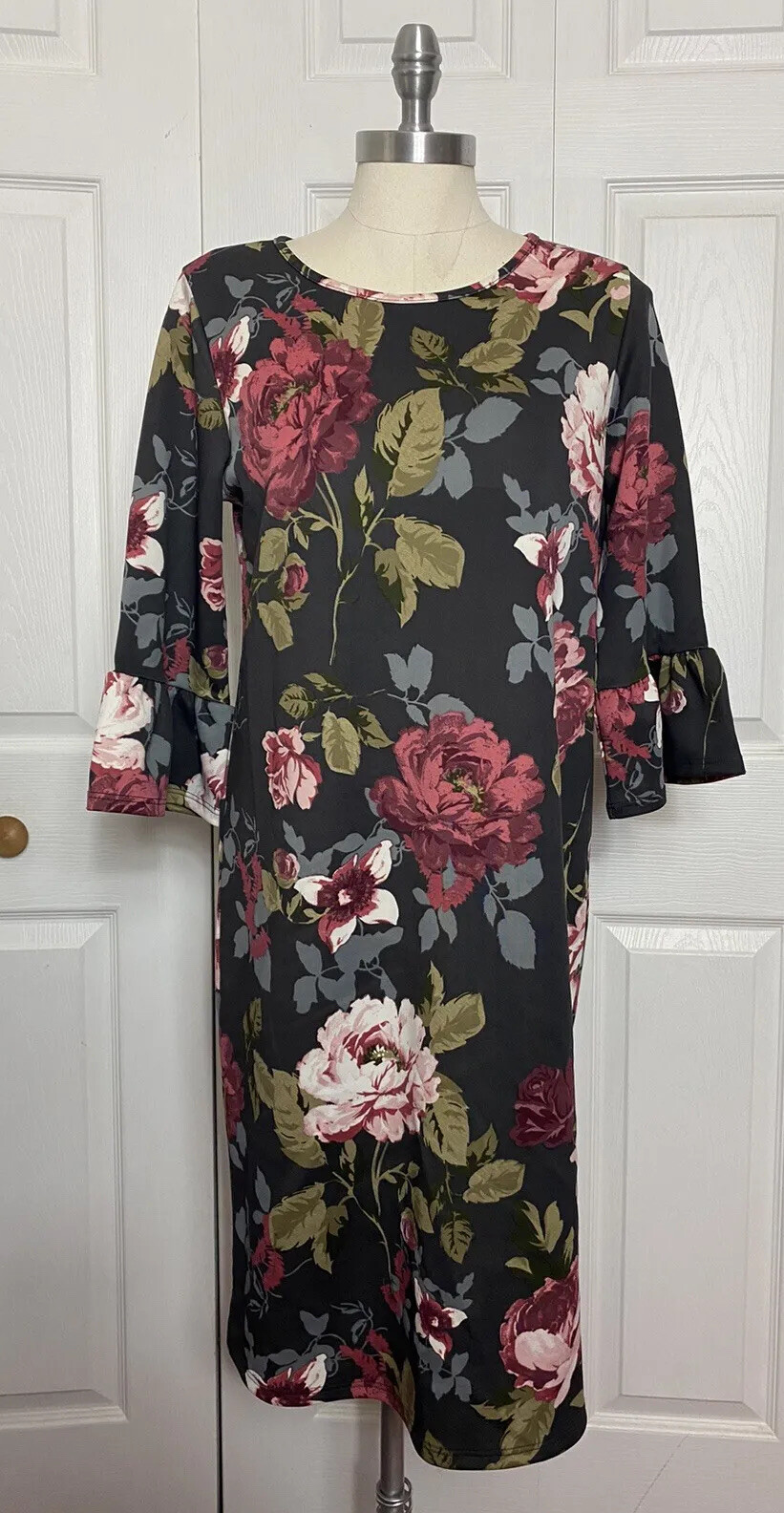 NWT Betsey’s Boutique Les Amis Size Medium Floral Dress 3/4 Bell Sleeves Women’s
