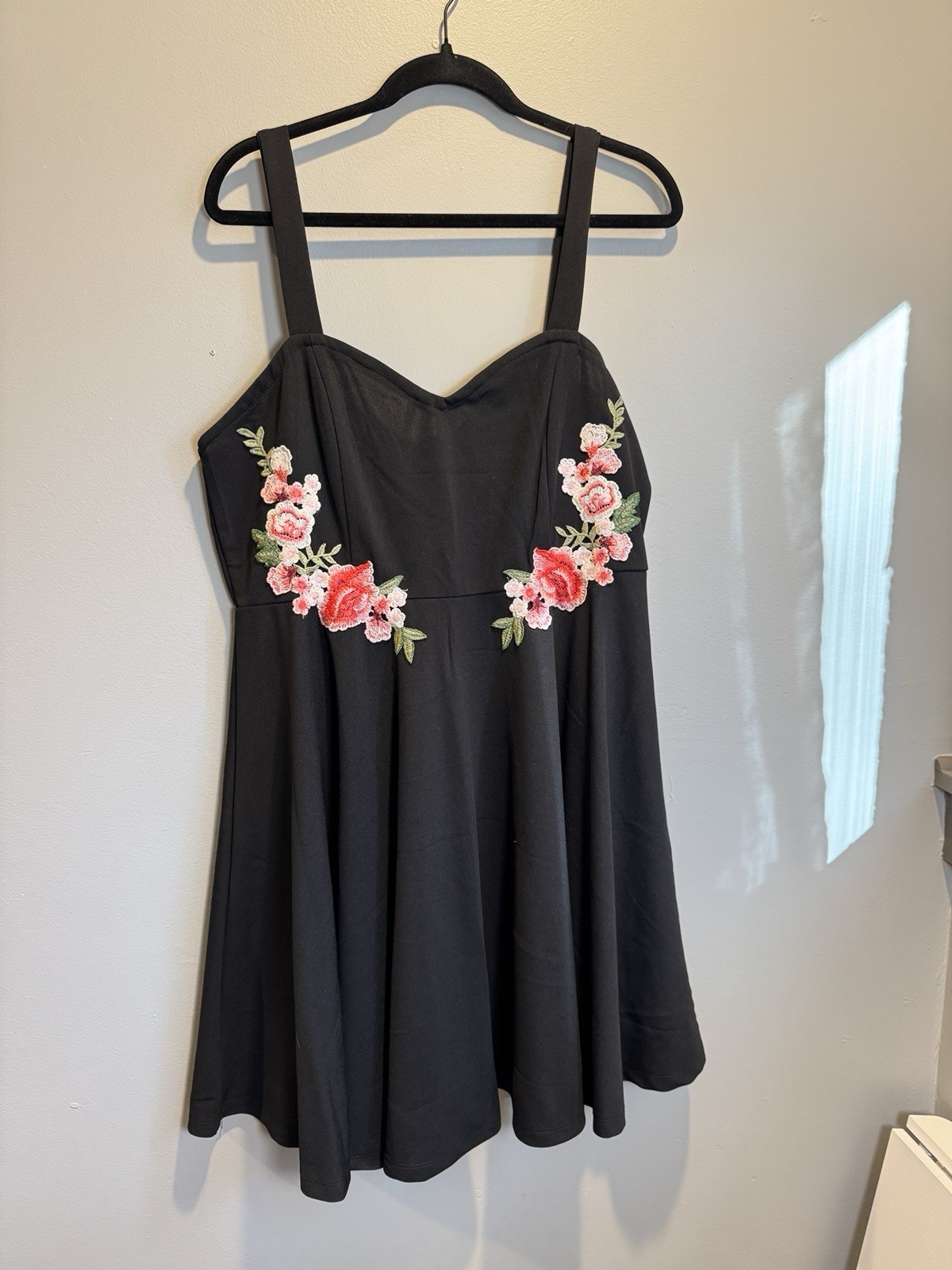 Shien 2x Black Dress with red roses NWOT