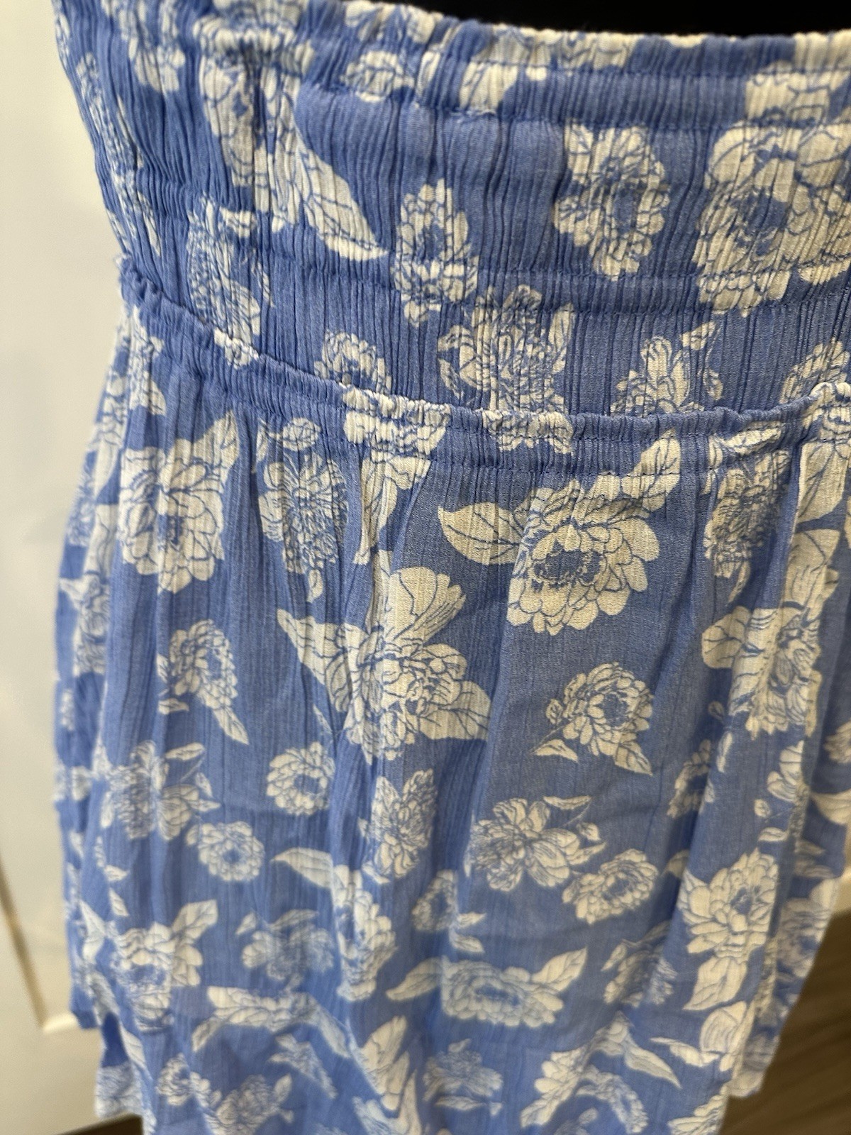 Love Tree Boutique Floral Flowy Lightweight Summer V Neck Blue Dress M