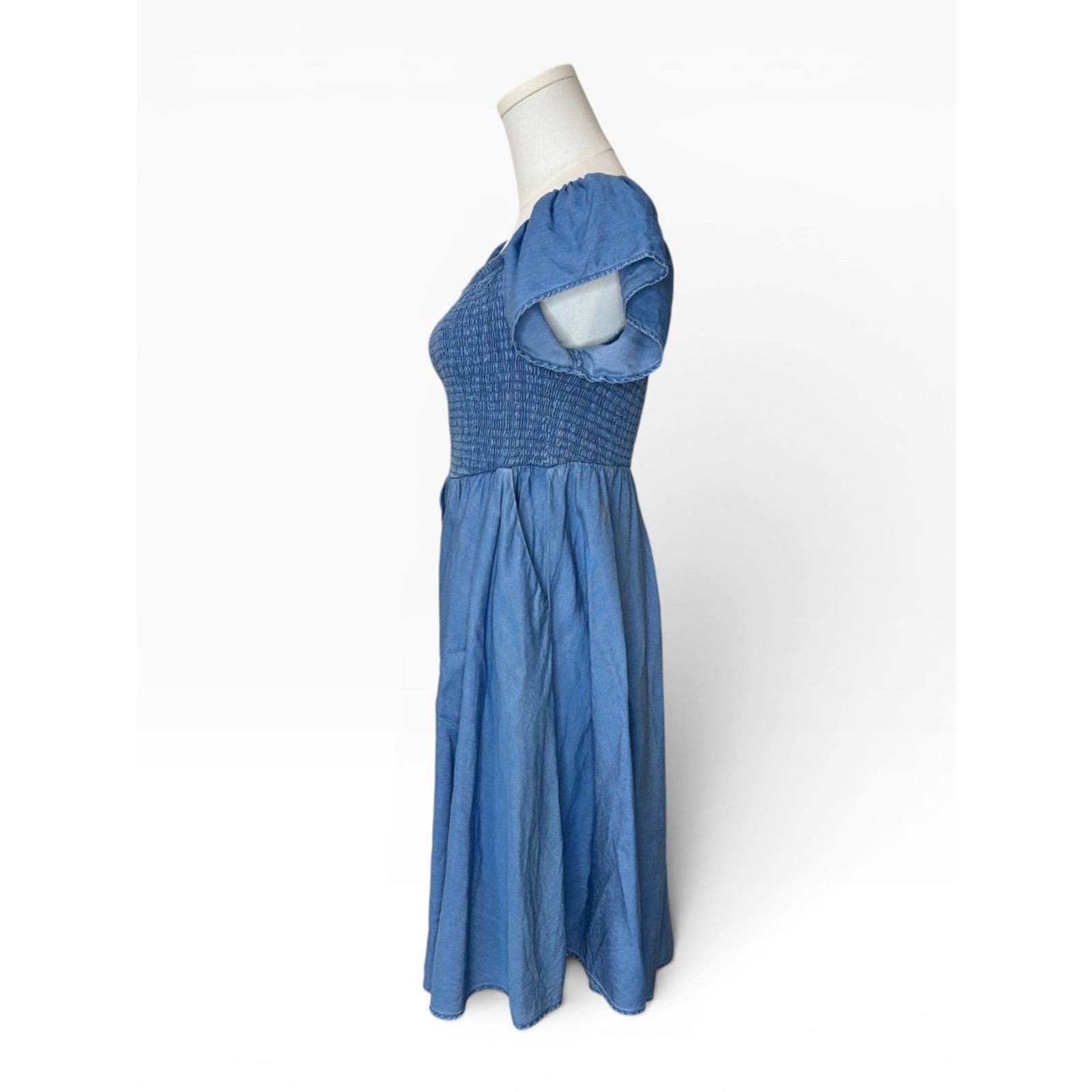 Torrid Chambray Smocked Off Shoulder Dress Women’s Size 00 Blue Lyocell Sz 10