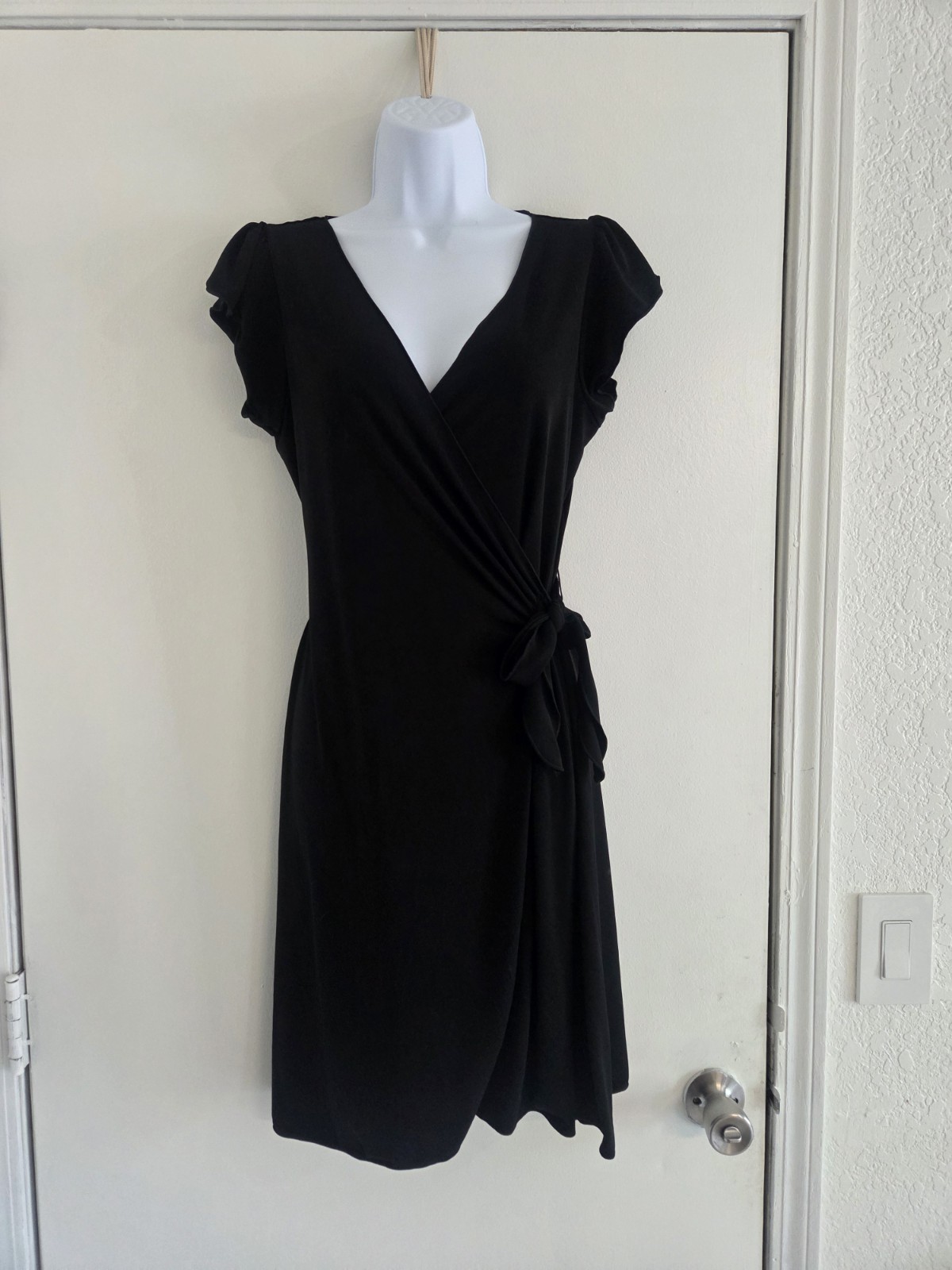 Studio M black wrap dress v-neck cap sleeve knee length tie waist size S stretch
