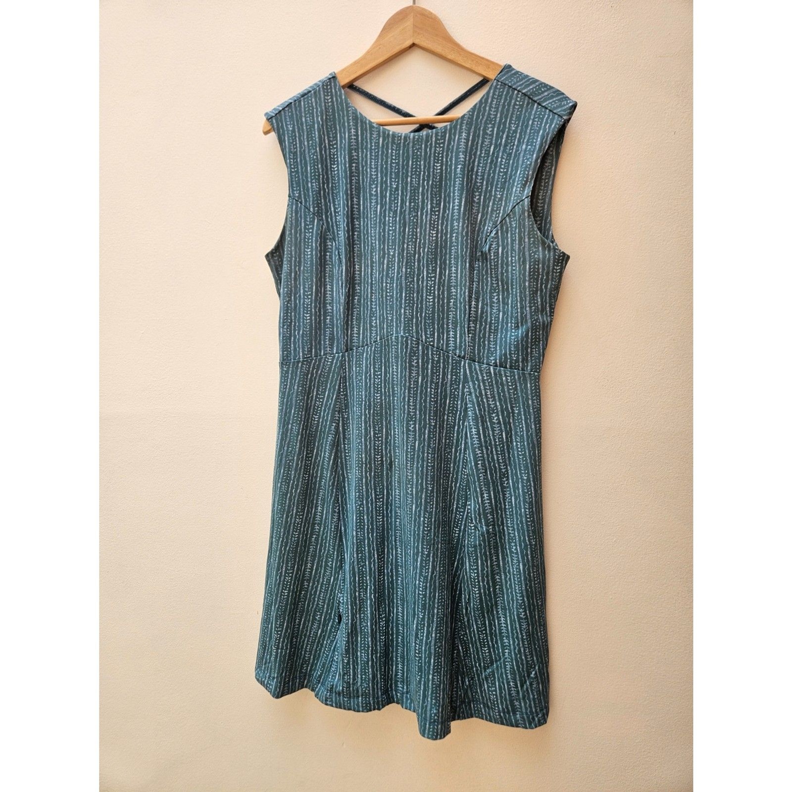 Title Nine Steadfast active dress criss-cross womens medium