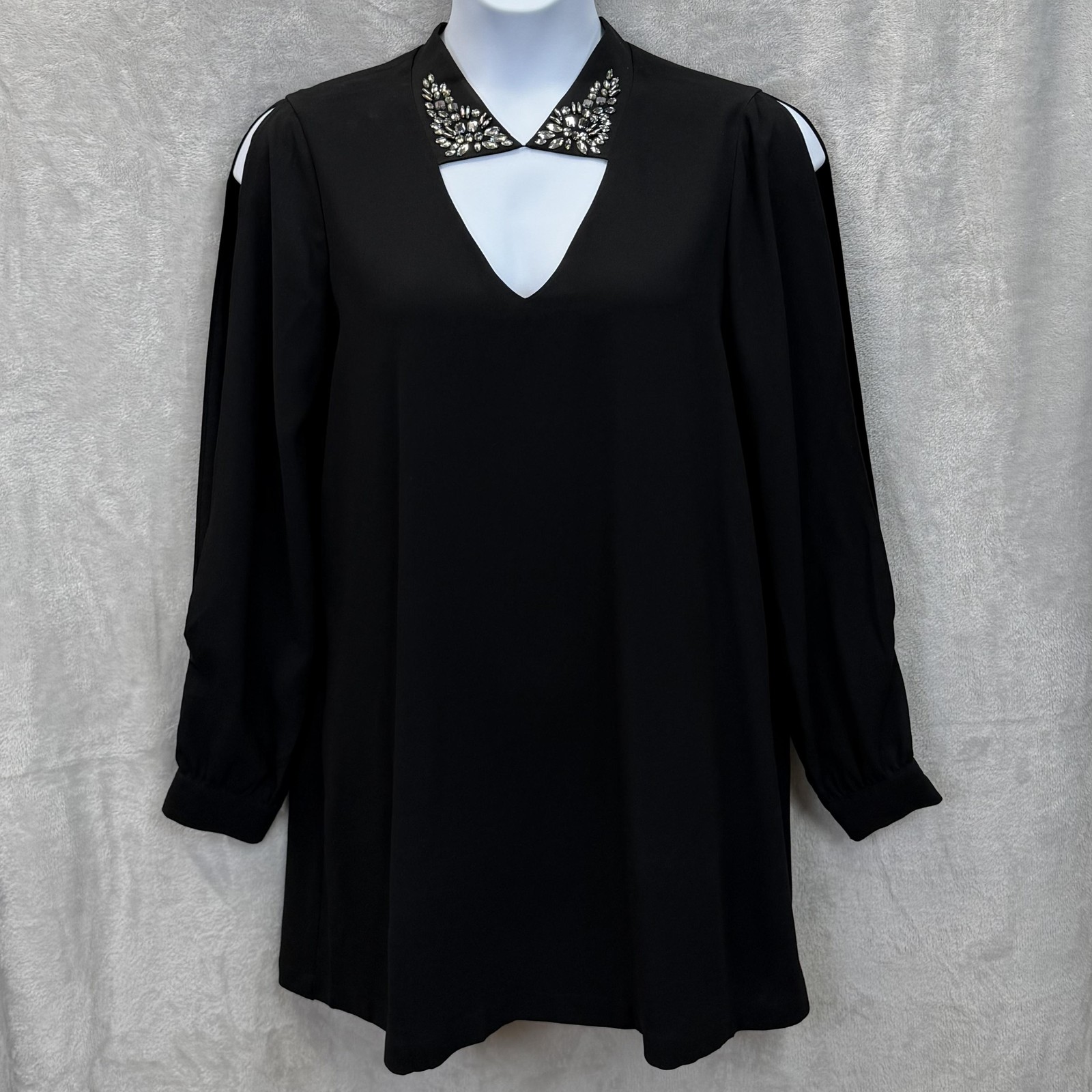 BCBGMAXAZRIA Dress Womens Medium Black Embellished V-Neck Cold Shoulder Shift