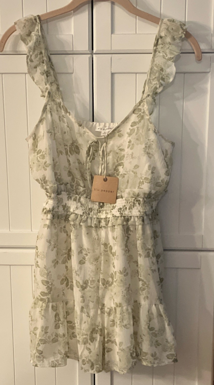 Blu Pepper Women’s M Short Romper White Green Floral Ruffle Tie Strap V-Neck