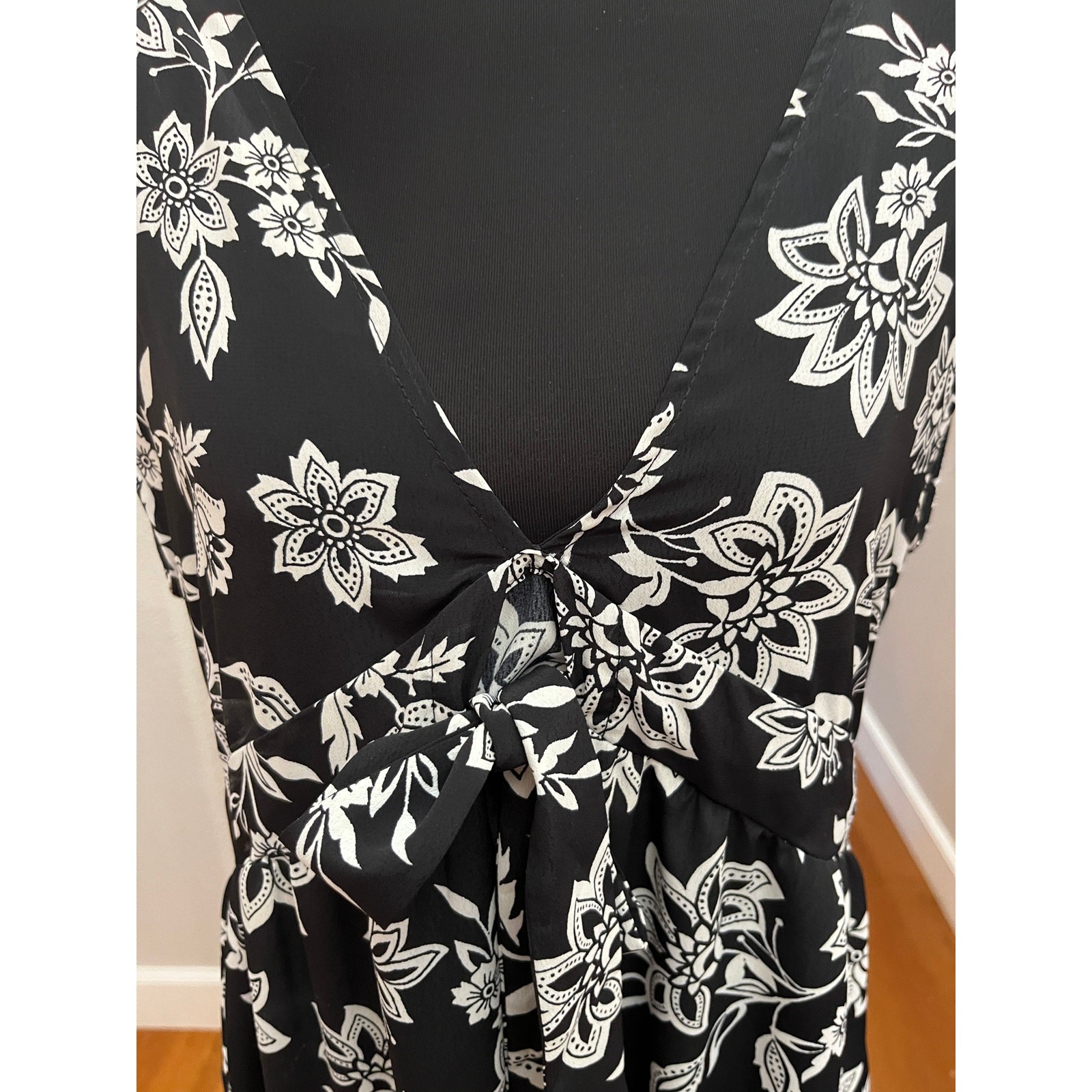 Shop Basic USA Floral V-Neck Maxi Dress – Women’s Large – NWOT