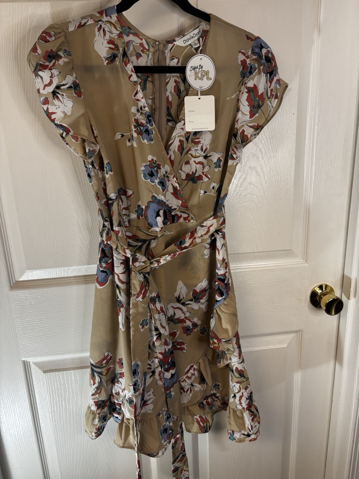 Davi & Dani Woman’s Floral Wrap Dress SZ large Still Has Tags Floral