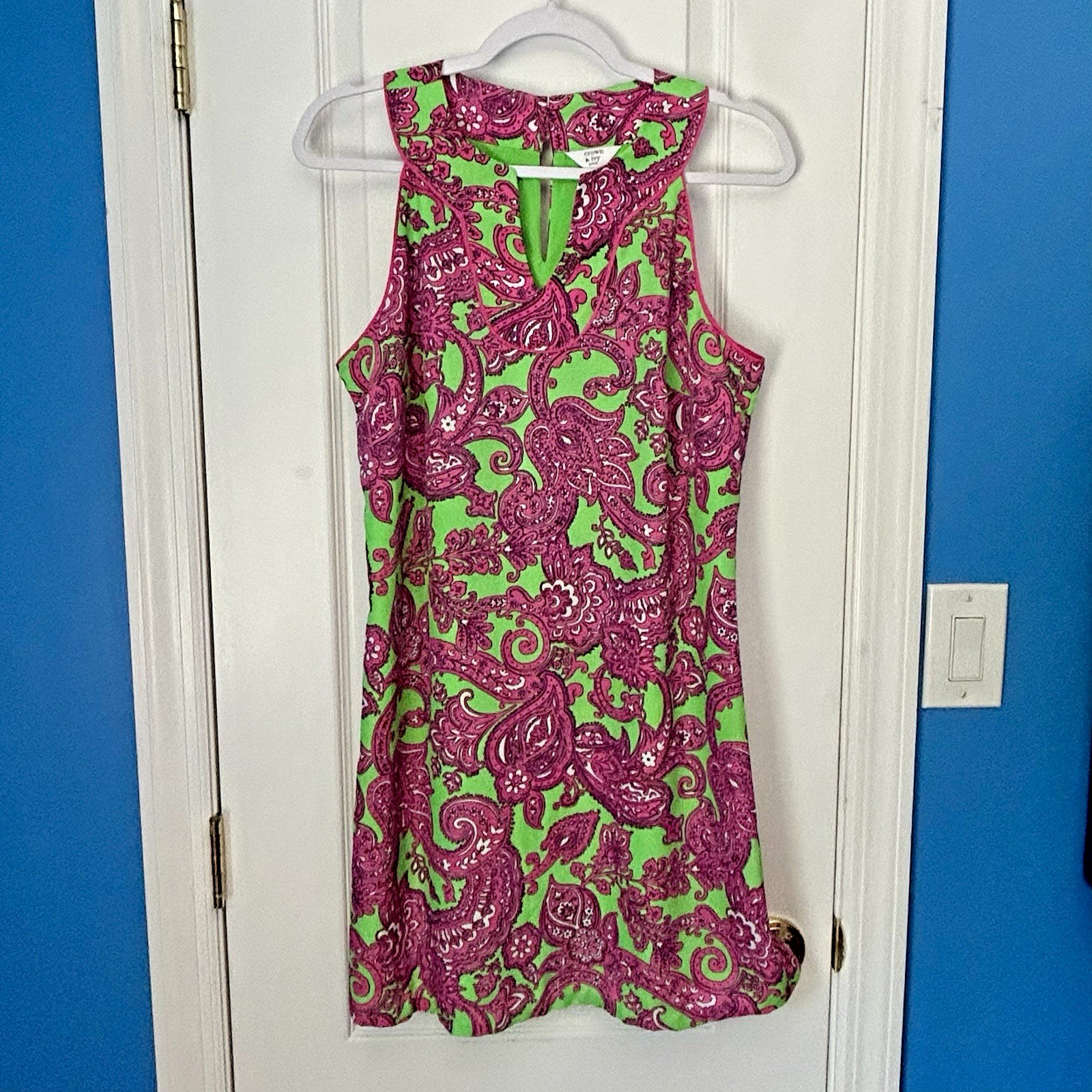 CROWN & IVY Green & Pink Paisley Sleeveless Dress Keyhole Back – Size PM