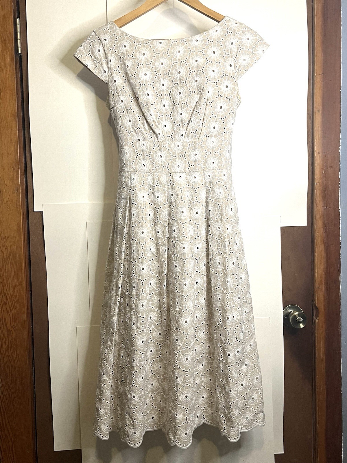 Jones New York Women’s Size 4 Beige & White Floral Eyelet Lace Midi A-Line Dress