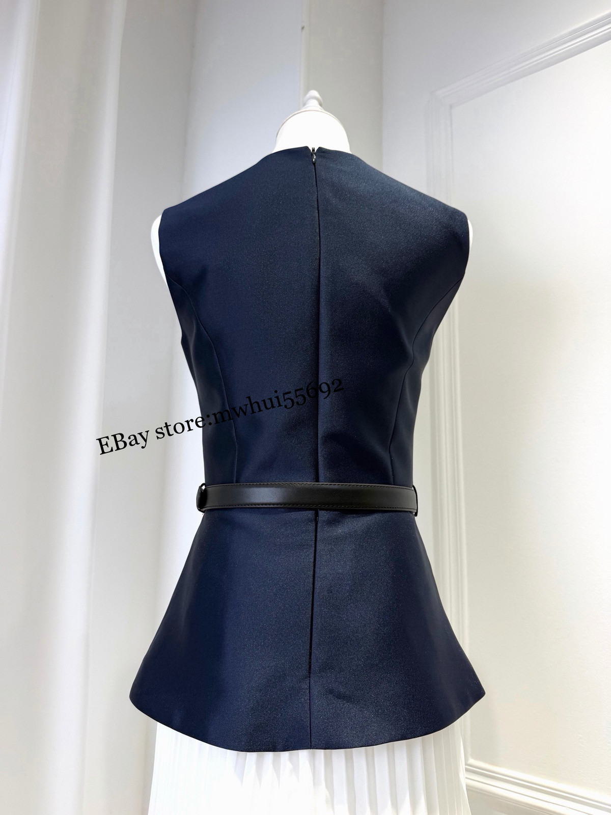 Elegant Temperament Slim Holiday Round Neck Sleeveless Pleated Dress 2026 Summer