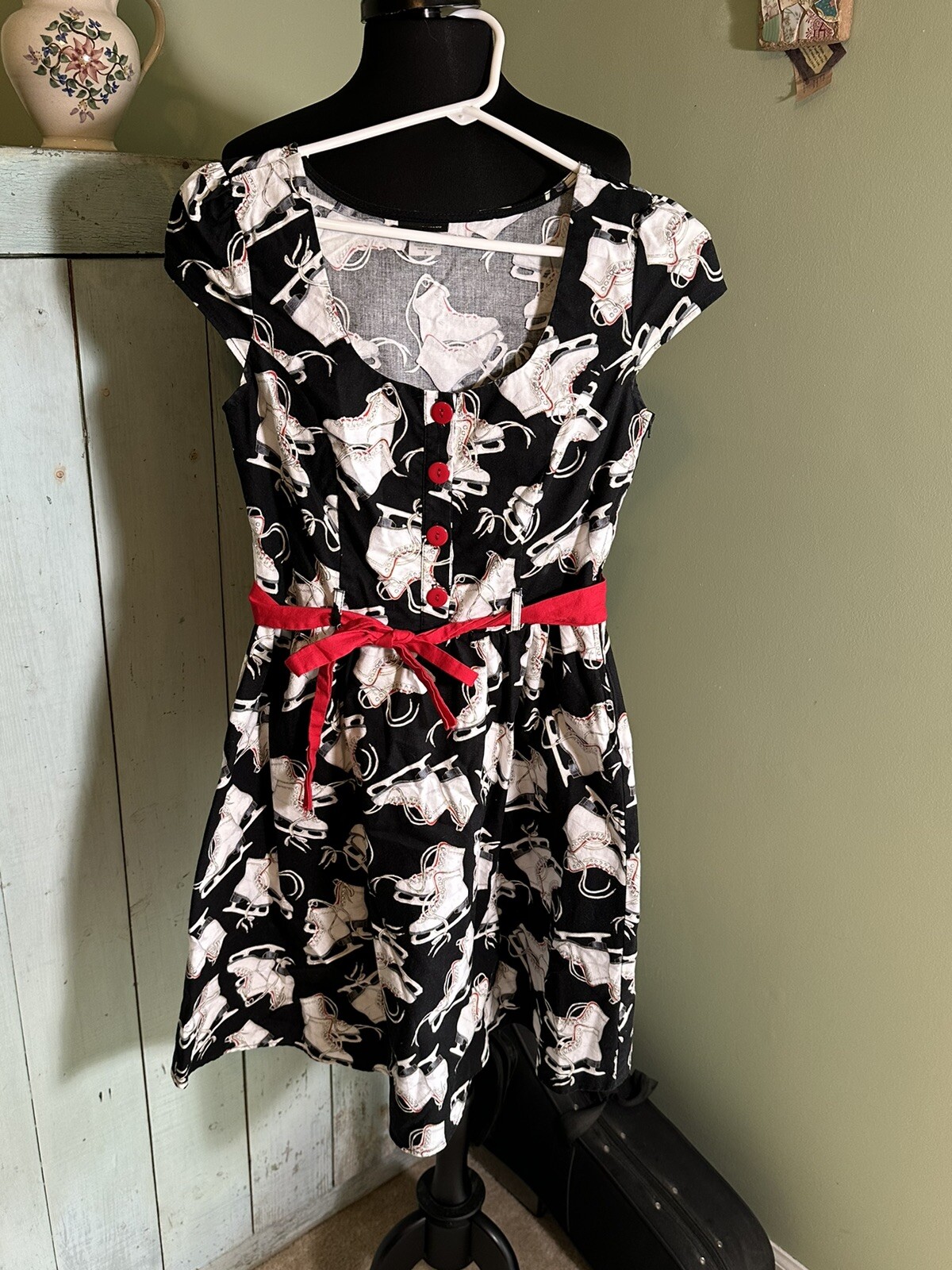 MODCLOTH RETROLICIOUS Vintage Style SMALL ICE SKATES DRESS Black/White/Red E15