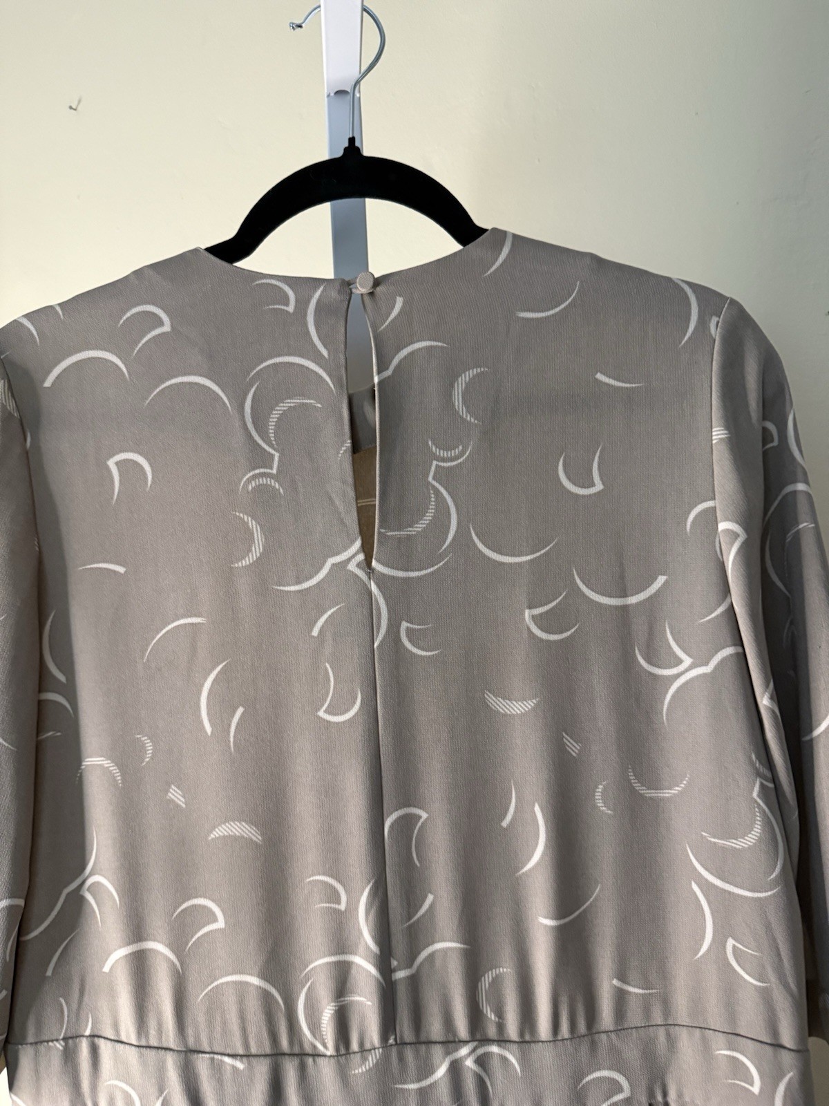 & Other Stories Dress Size Small Taupe And White Slit 3/4 Sleeves