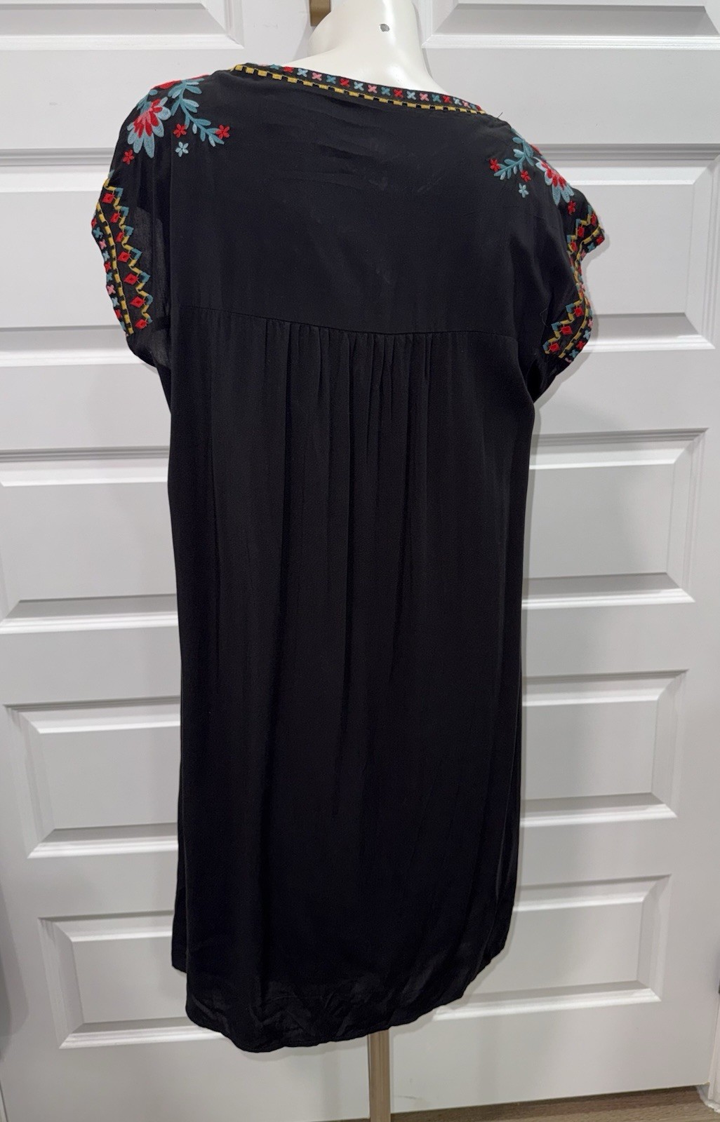 Savanna Jane Pullover Sleeveless Mini Dress Women’s Sz Medium Embroidered