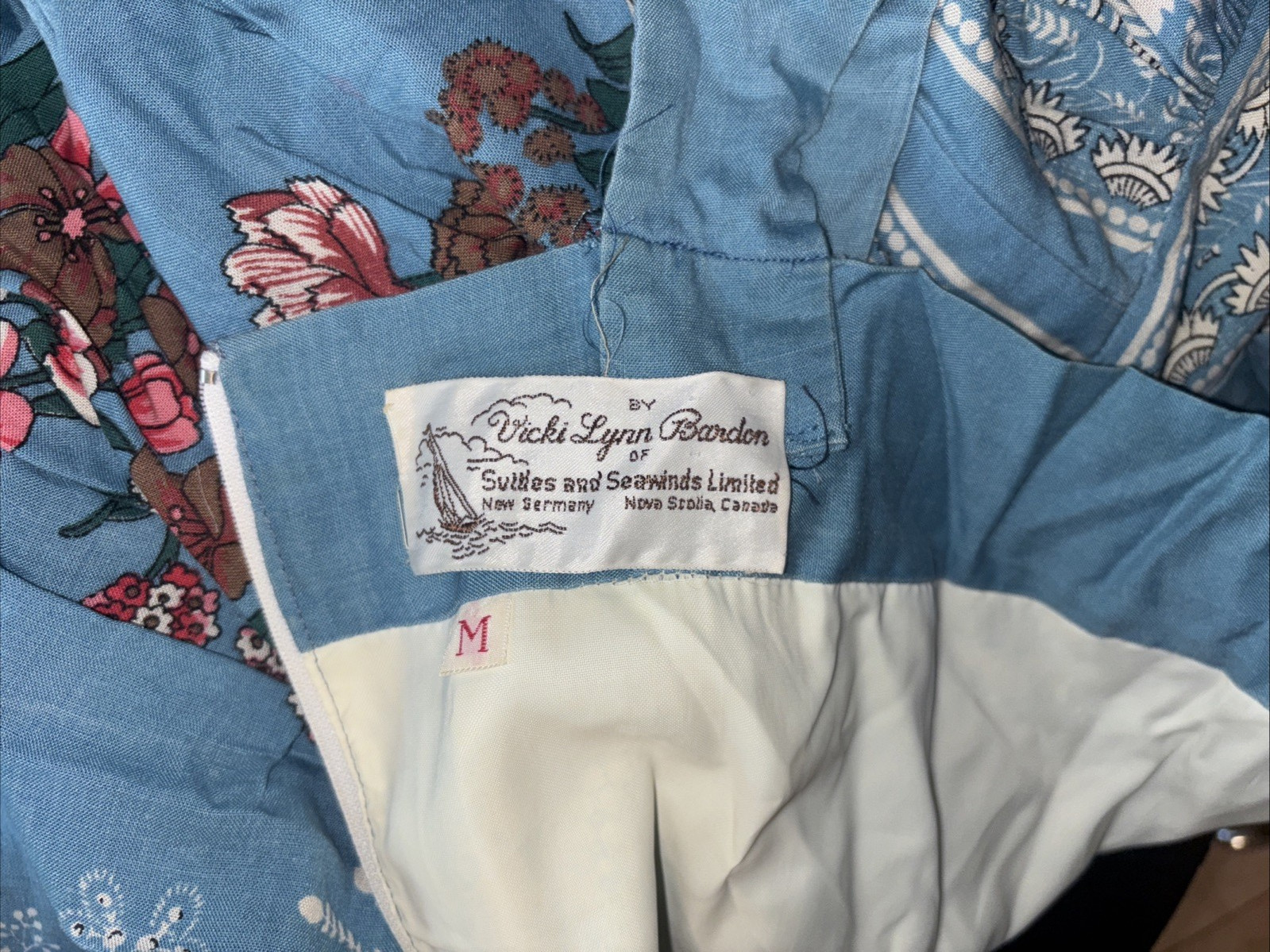 VICKI LYNN BARDON,Canada,vintage,scarf,blue,floral,border,M,no copy,Unique,WOW
