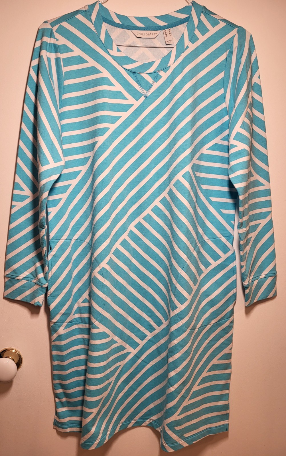 Sport Savvy LS geometric dress, Aqua/white. Med. 37.5″L. 2 Side Pkts. Cottn. New