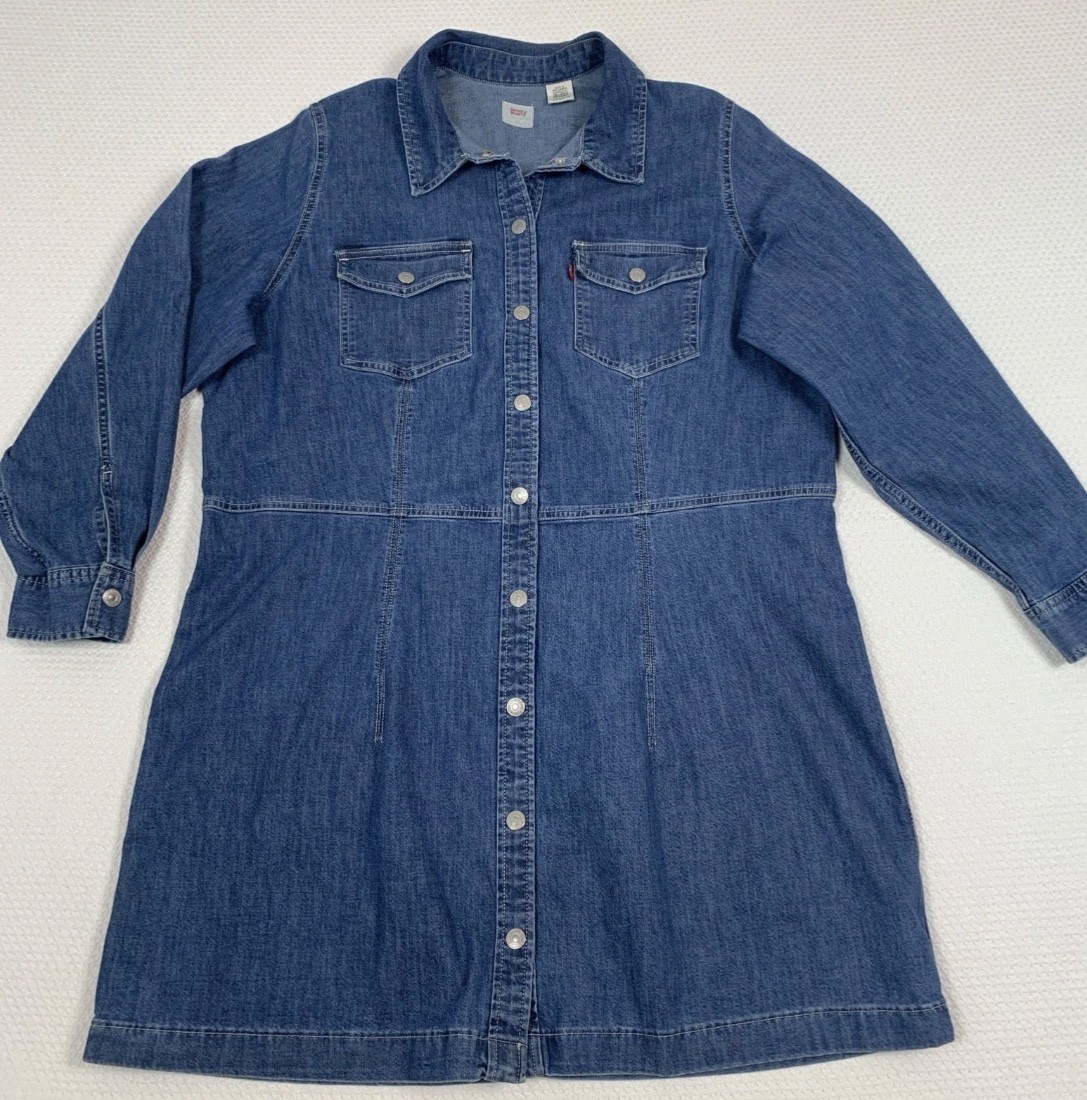 Levi’s Ellie Blue Denim Snap Closure Dress Size 4XL. Great condition.