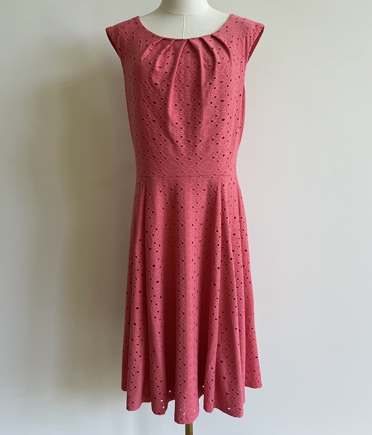 Coral Embroidered Eyelet Sz 16 Fit & Flare Dress Lined Cap Sleeve A-Line Stretch