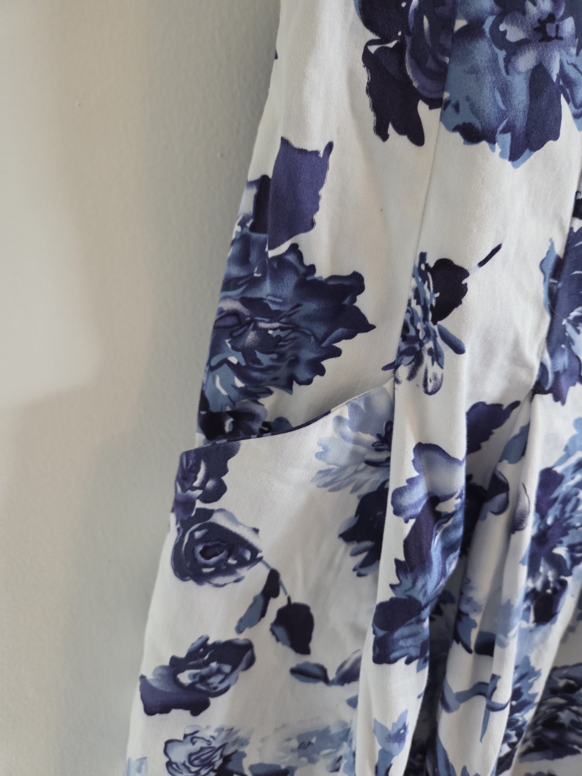 American Living Size 12 Blue White Floral Knee Length Dress with Pockets