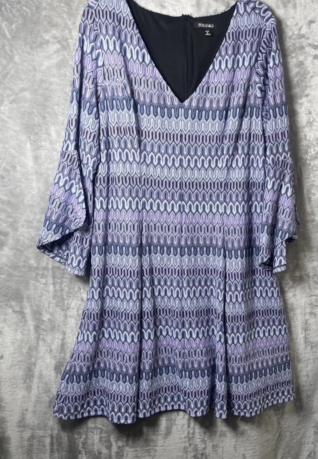 Roz & Ali Women’s V-Neck bell 3/4 sleeve Lined Zipper Dress Blue. Size 1X
