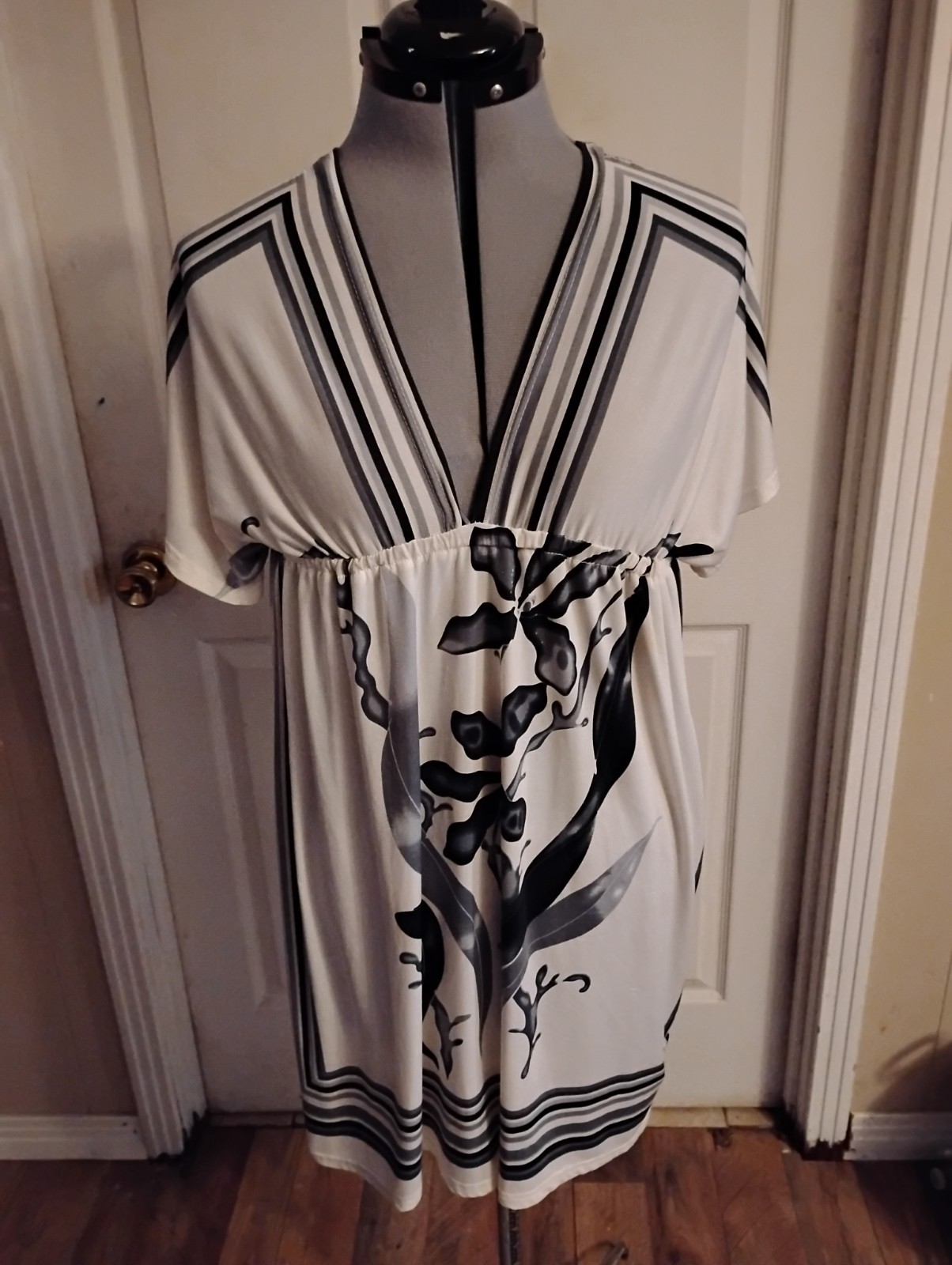 Bu Deep Los Angles Women’s V Neck Sz Small Multi Color Gray And White Dress