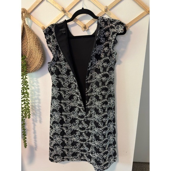 Ann Taylor Floral Embroidered Shift Dress Lace 4P Black White