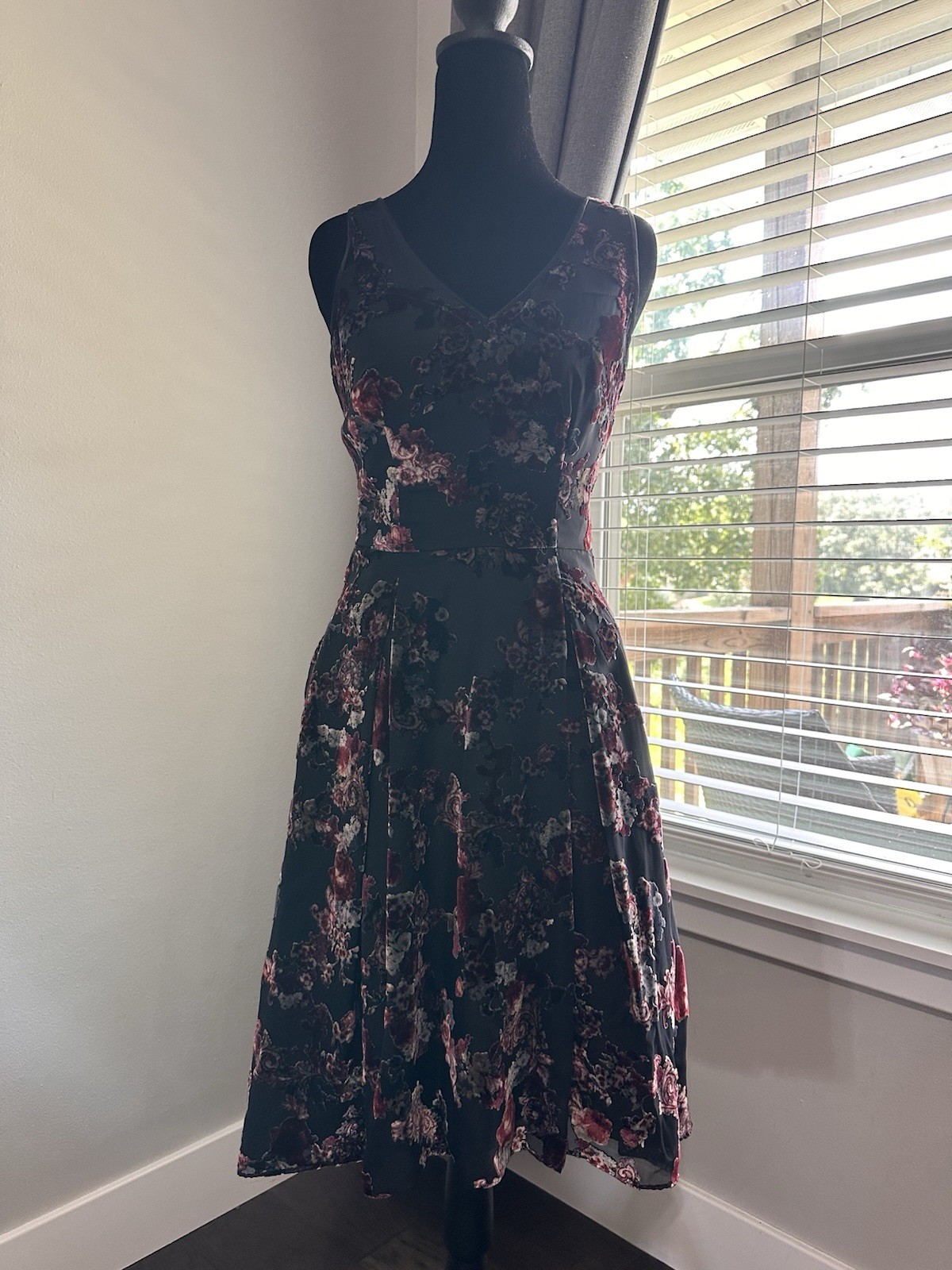 NWT White House Black Market Crushed Velvet Floral V-Neck Midi Dress 00 Black