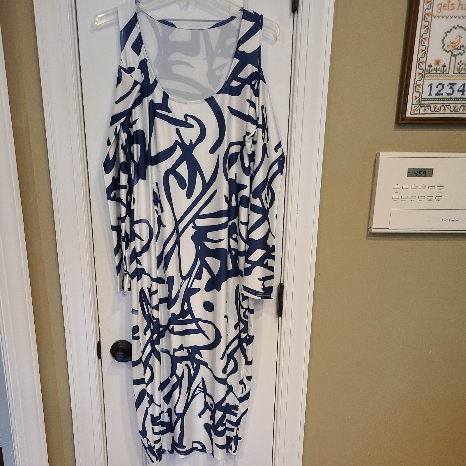 New Blue White Print Stretch Body Con Dress, Long Sleeve Cold Shoulder Large