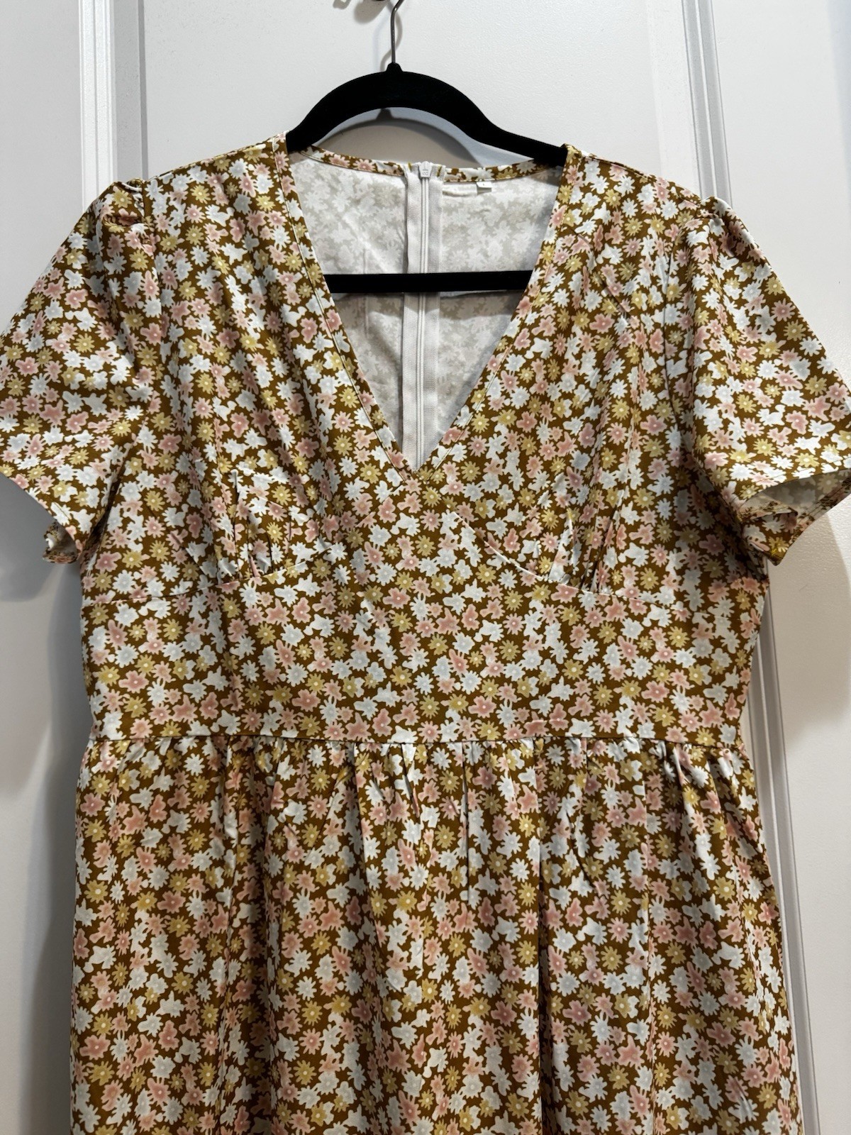 Beige Floral maxi Dress Large Back Zipper Vneck Short Sleeves Slide Pockets