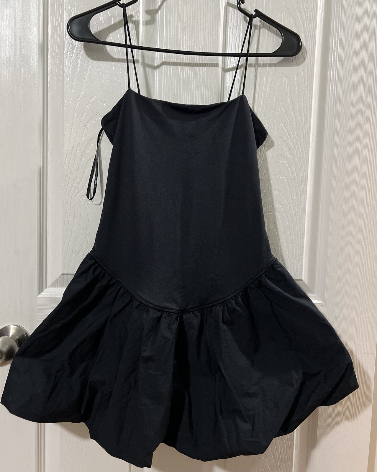 Forever 21 Poplin Balloon Bubble Hem Mini Dress in black. Spaghetti Straps. Sz M