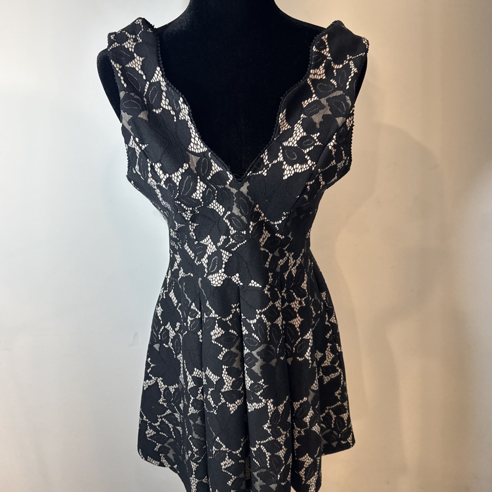 She+Sky dress Size medium Very Classy Dress