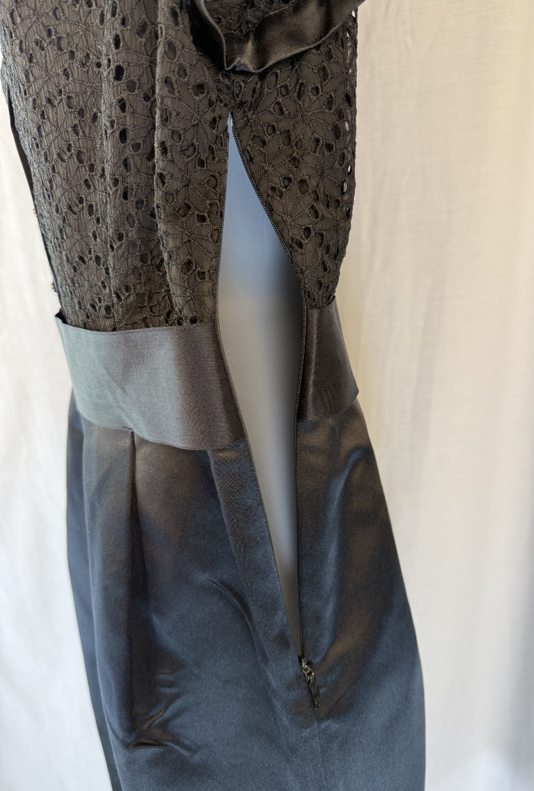 Carolina Herrera Black Collared Eyelet V-Neck Silk Blend Dress Sz 8