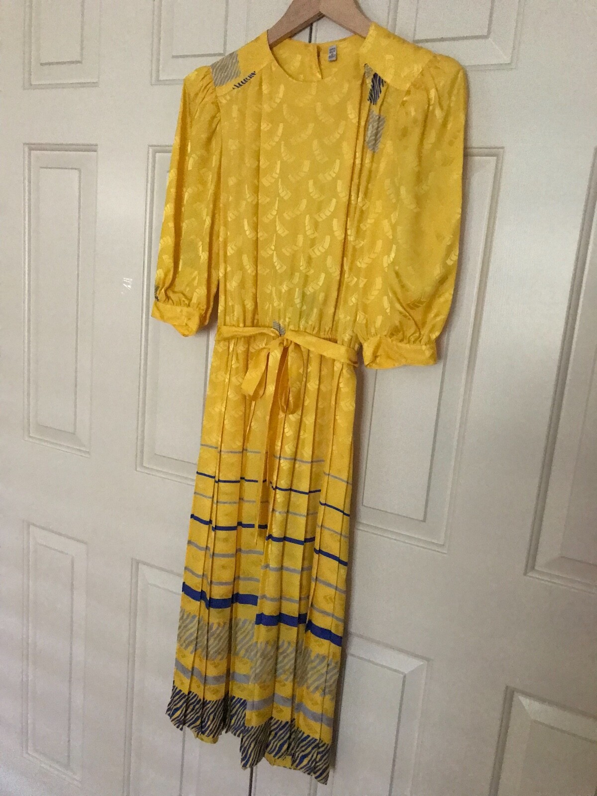 NWTT – ELEGANT and BEAUTIFUL 100% SILK MIDI PLEATED DRESS, Size 6