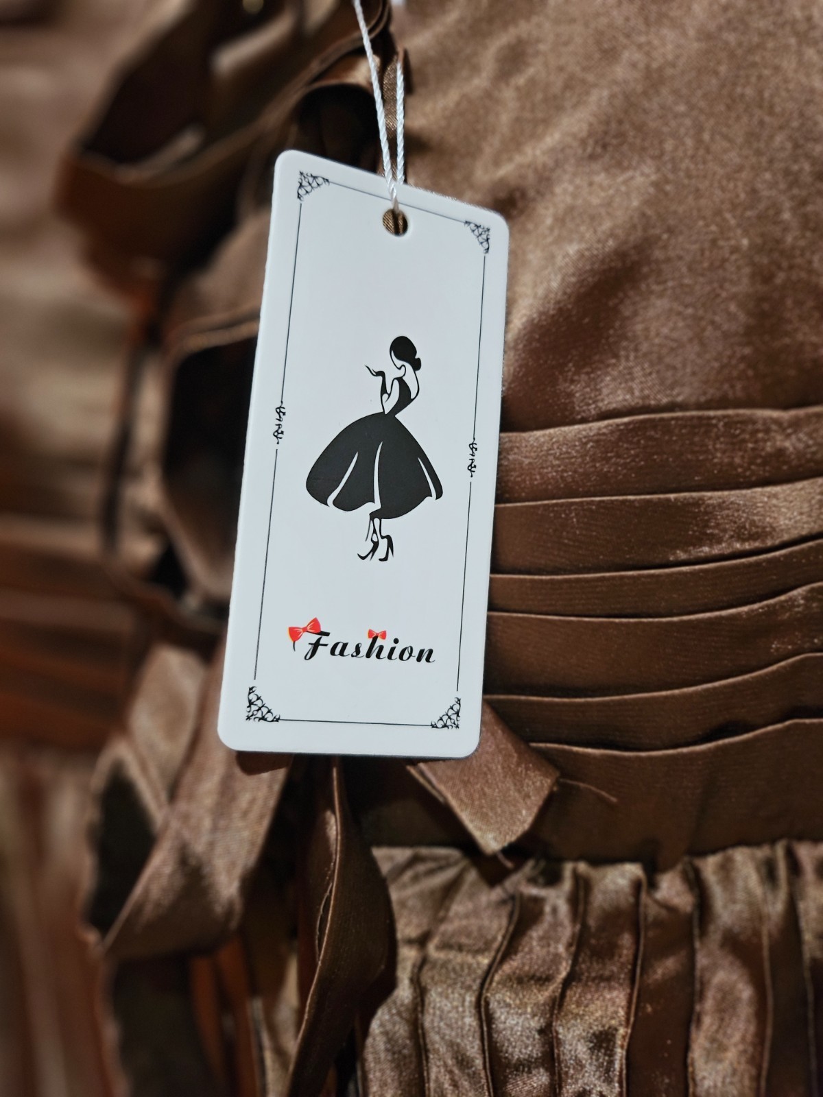 This stunning halter neck dress features a beautiful pleated skirt. It has a gat