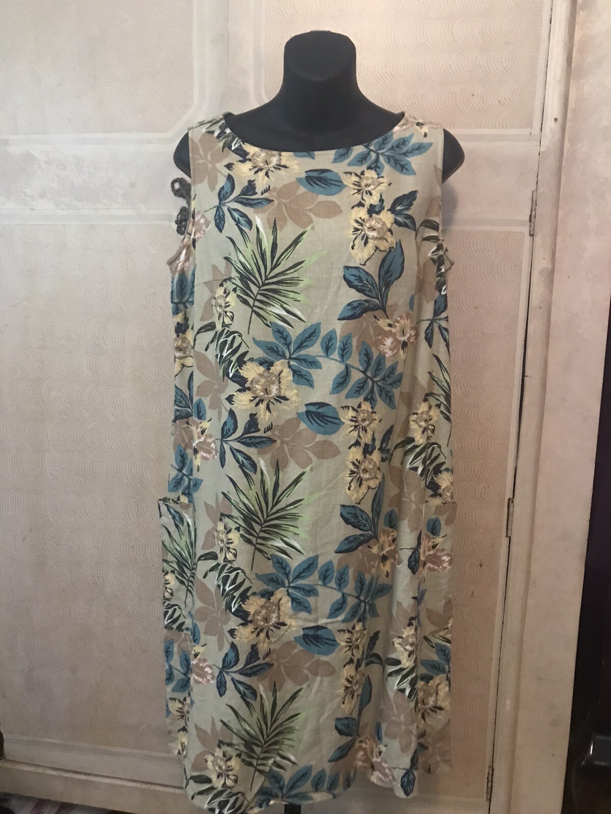Women’s Sleeveless Linen Dress With Pockets. Tag Is Missing. Fits Like Sz5-7