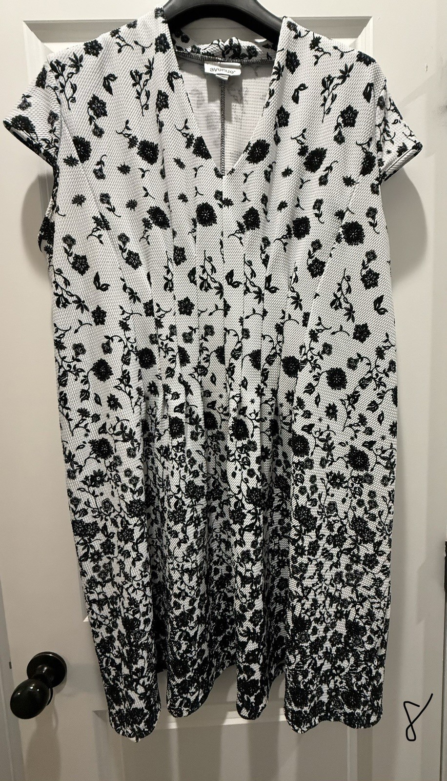 Avenue Black & White Floral Knit Shift Dress V-Neck Cap Sleeve Plus 22/24