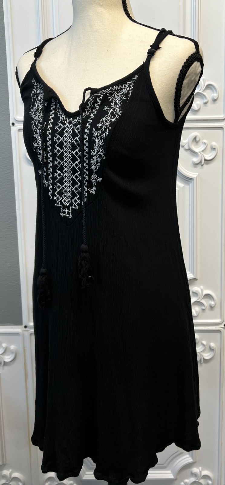 Mossimo Supply Co. Black Embroidered Sleeveless Dress – Women’s Medium