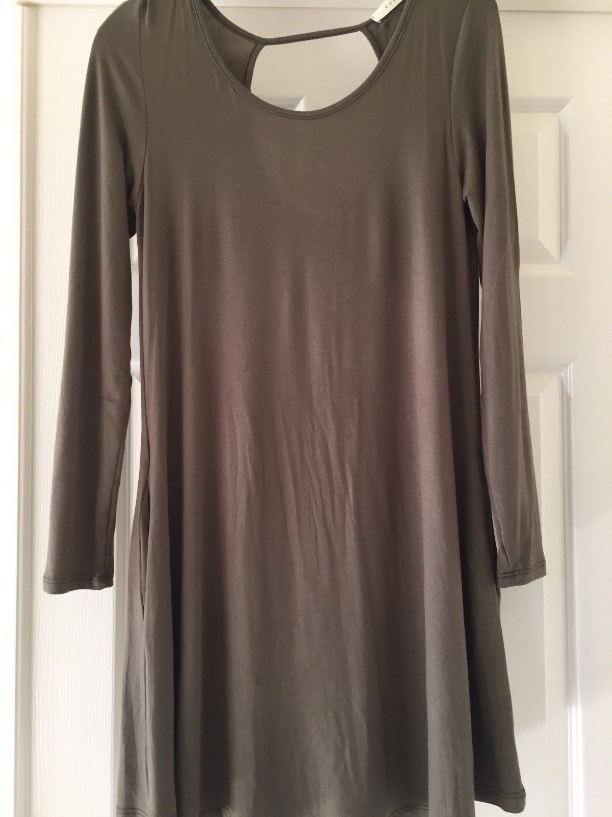 WOMEN’S HUNTER GREEN STRETCH DRESS BY ENTRO, SOLID GREEN WITH CUT OUT IN BACK